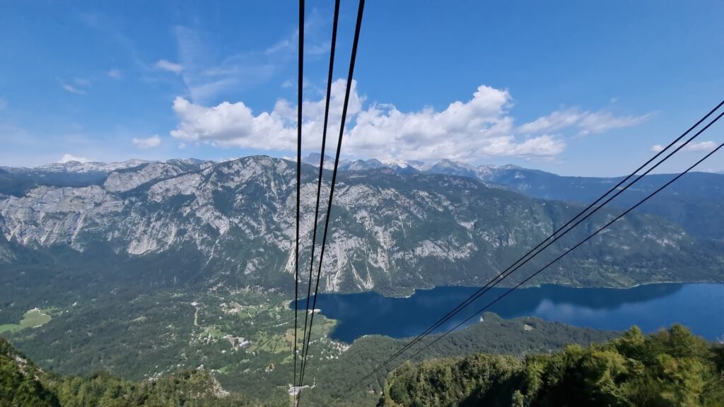 zdjęcie z kolejki linowej na Vogel z widokiem na jezioro Bohinj
