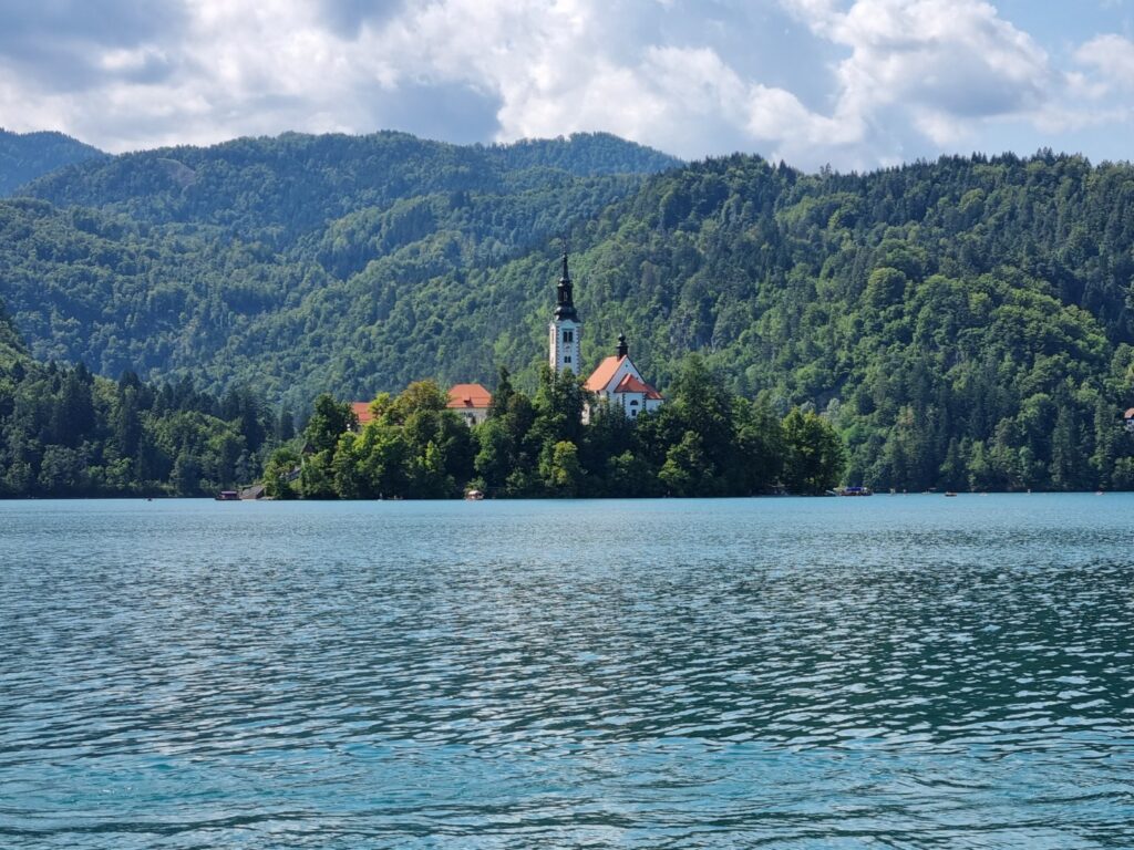 zdjęcie wyspy na jeziorze Bled