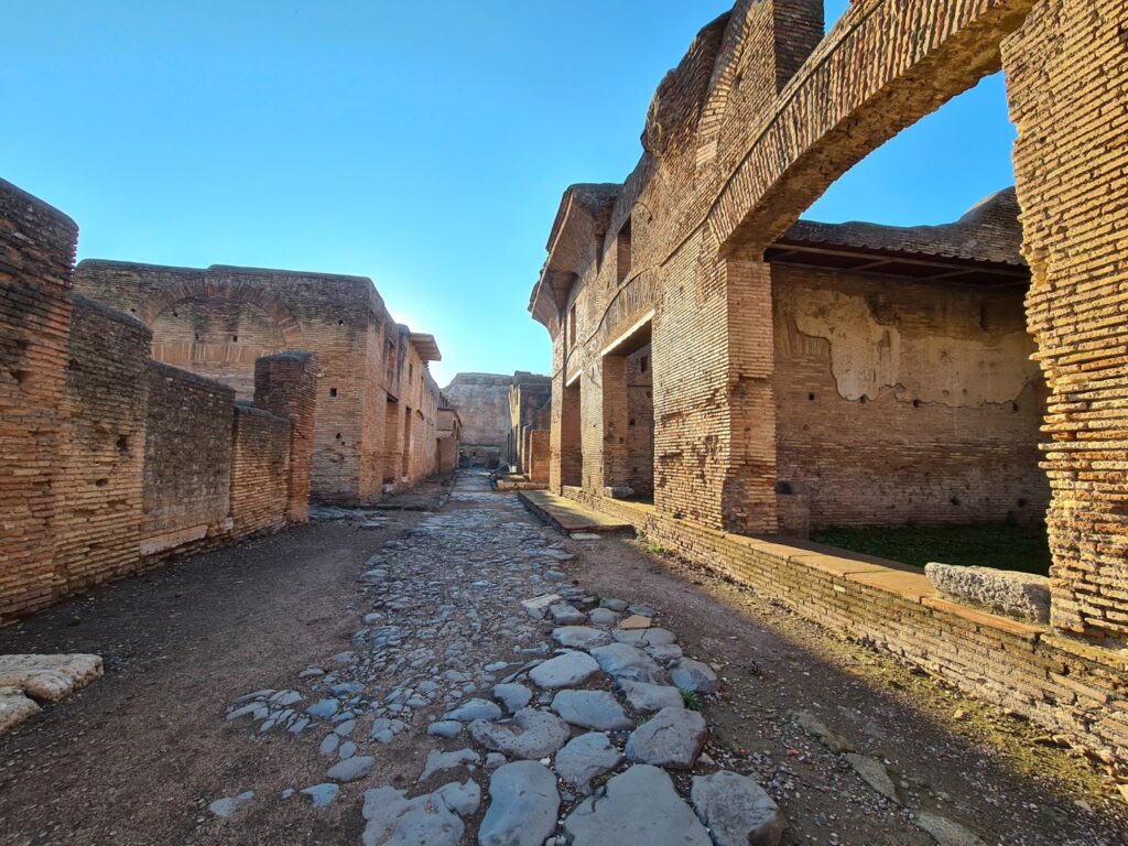 klimatyczna uliczka w ruinach Ostia Antica