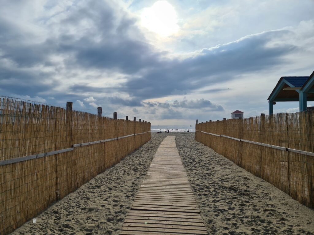ścieżka prowadząca na plażę Lido di Ostia