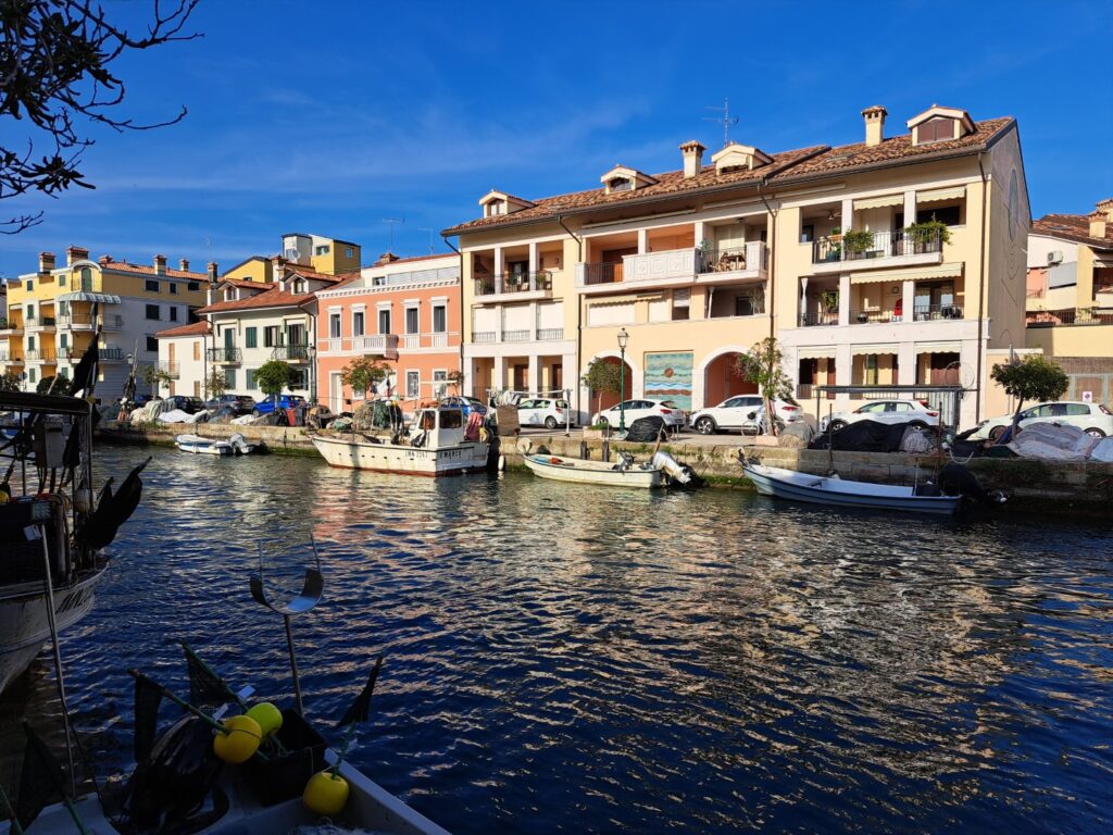 Klimatyczny, stary port Porto Vecchio z zacumowanymi łodziami
