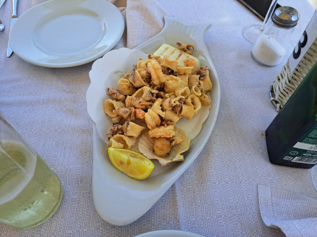 fritto misto w naczyniu w kształcie ryby