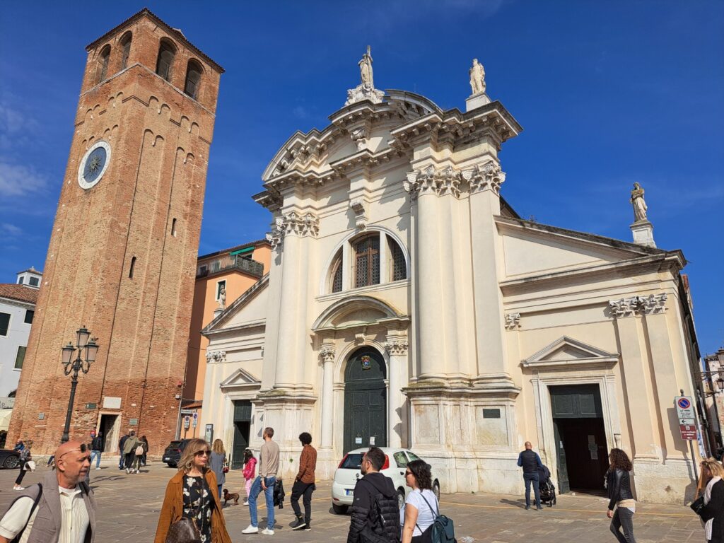 Kościół Sant'Andrea Apostolo z ceglaną dzwonnicą w Chioggi