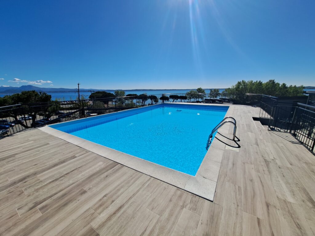Basen na dachu hotelu Alevic Hotel Sirmione z widokiem na Jezioro Garda