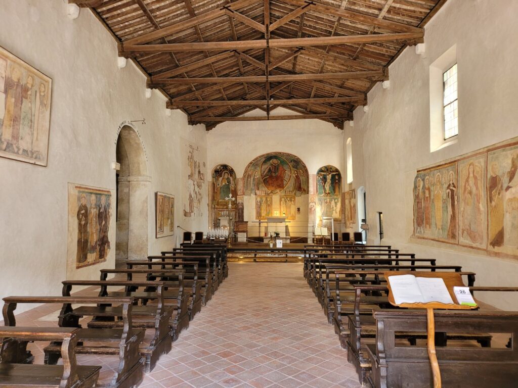 Surowe, spokojne wnętrze Chiesa di San Pietro in Mavino