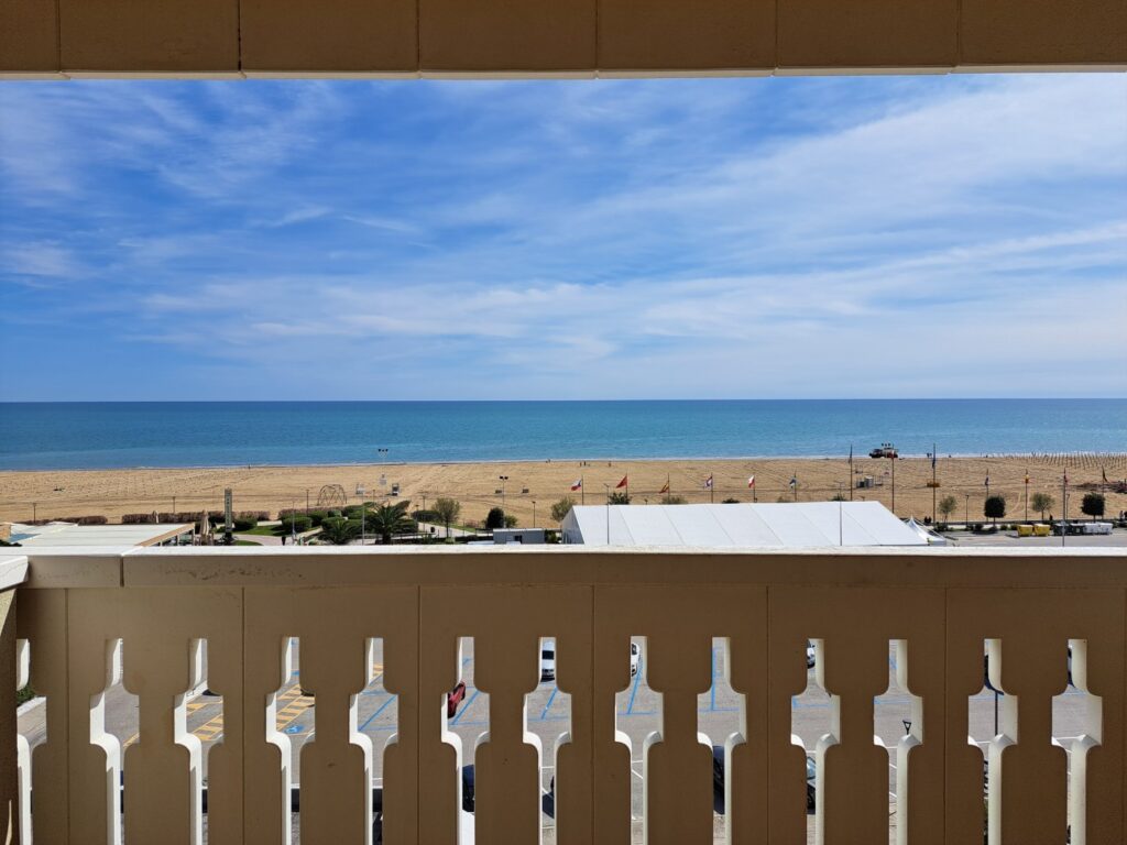 Widok na morze z balkonu w Appartamenti Skorpios w Bibione