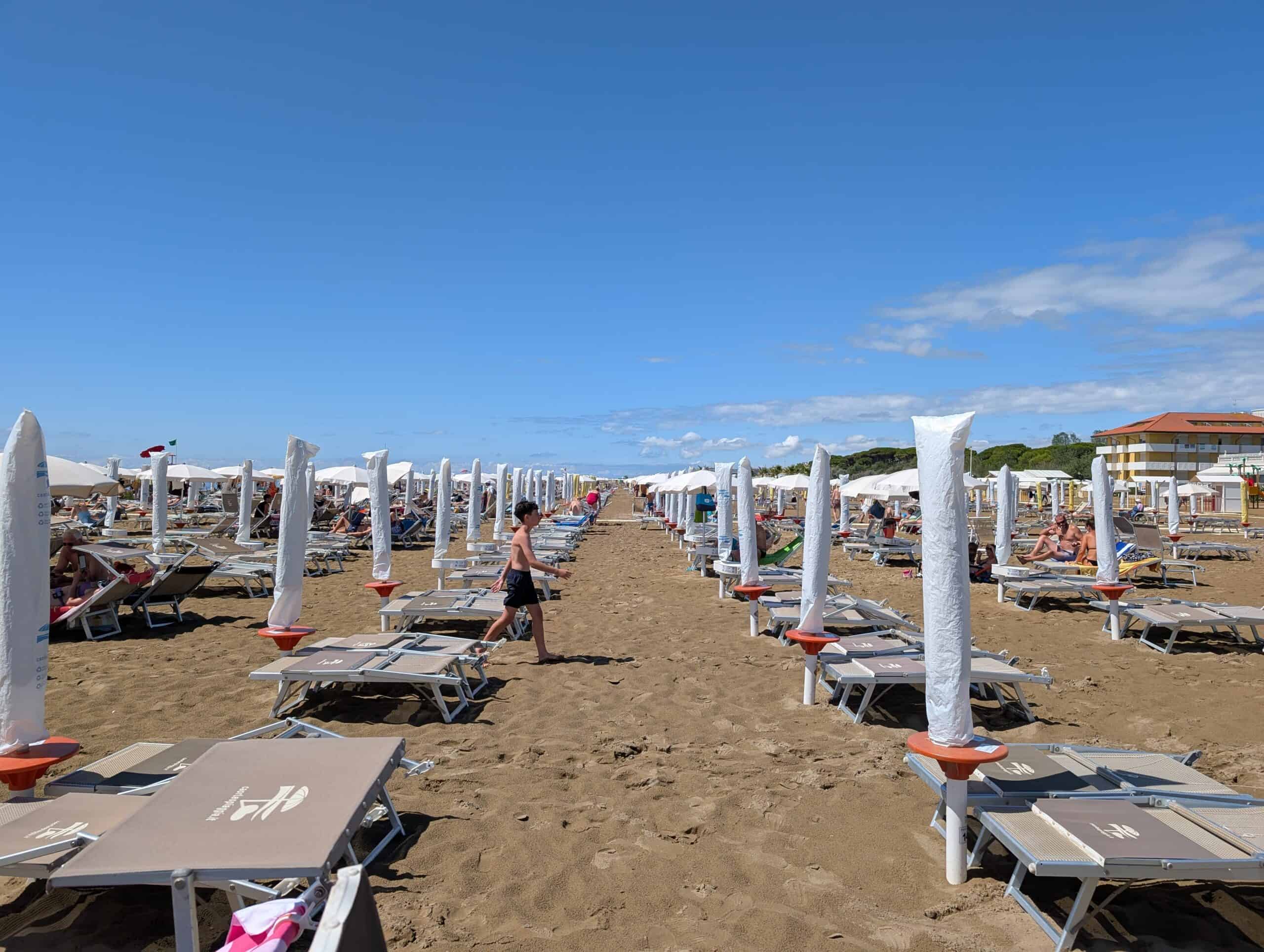 Plaża w Caorle z rzędami leżaków