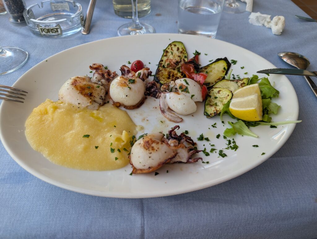 PXL_20250726_123051613 kalmary w restauracji w Caorle