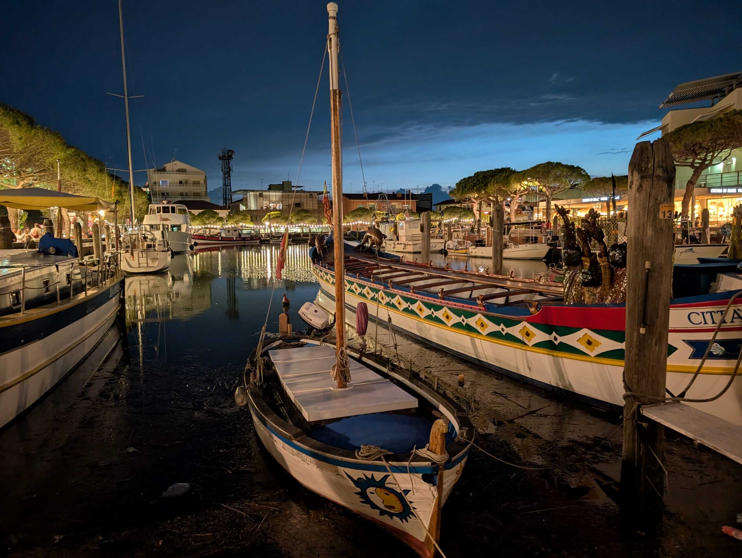 Kanał portowy w Caorle nocą