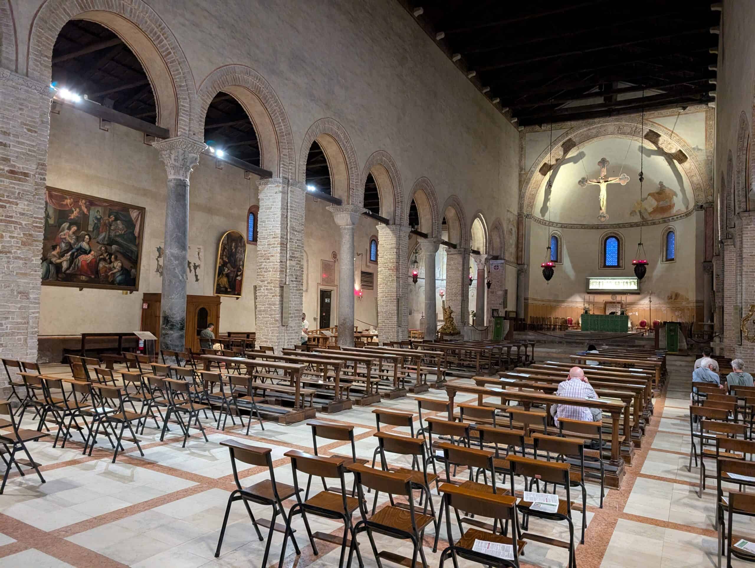 Wnętrze Katedry św. Stefana (Duomo di Santo Stefano) w Caorle