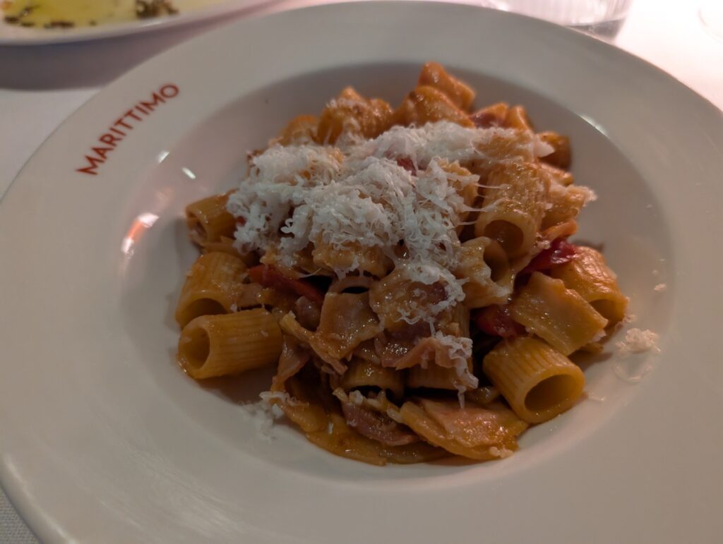 Talerz z makaronem Rigatoni w restauracji MARITTIMO w Cervii Talerz z makaronem Rigatoni w restauracji MARITTIMO w Cervii
