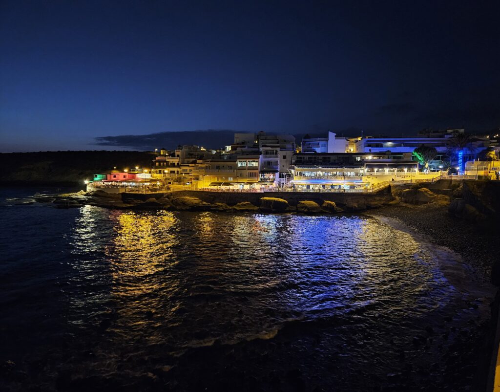 La Caleta nocą