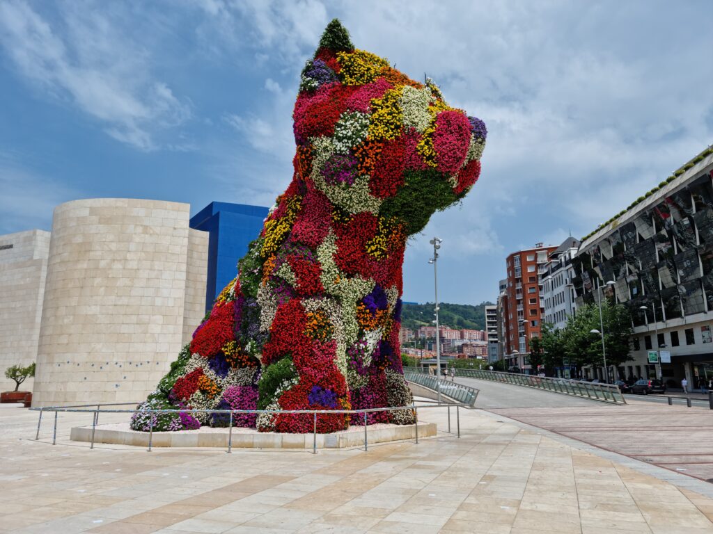 kwiatowy pies Puppy przed muzeum