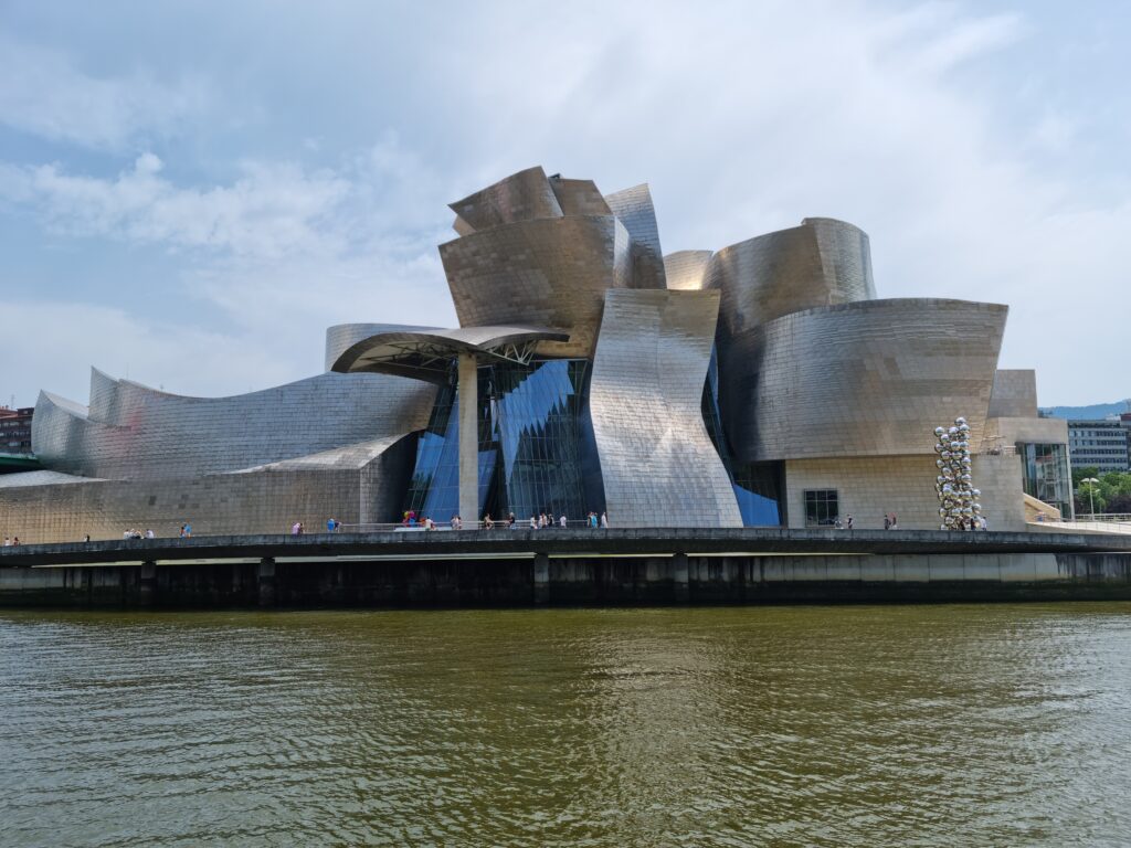 Muzeum Guggenheima widok od strony rzeki