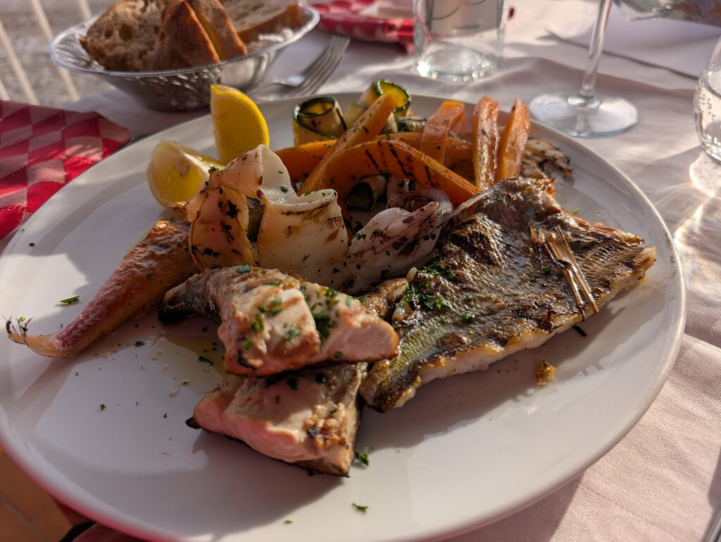 Kalmary i ryby w Albergo La Certosa Ristorante da Pappone.