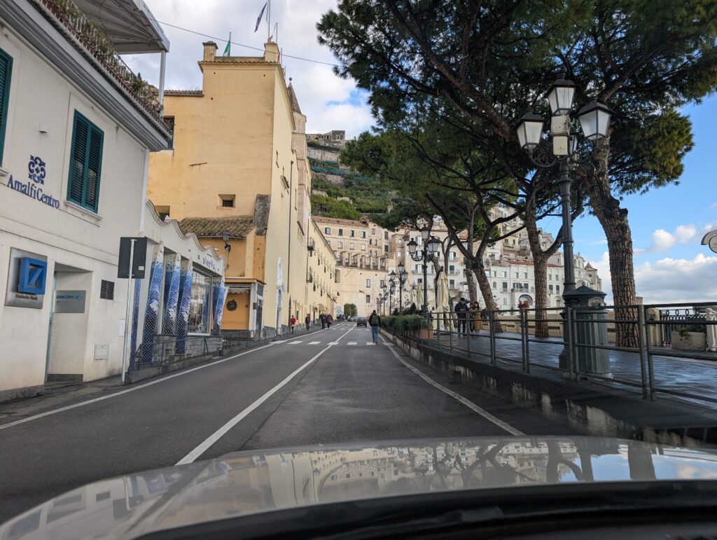 Architektura Atrani i Amalfi – wiadukty i domy przyklejone do skał.