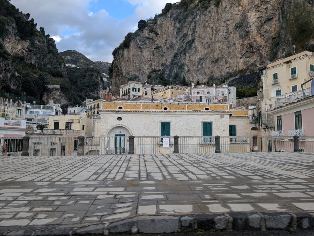 Architektura Atrani i Amalfi – wiadukty i domy przyklejone do skał.