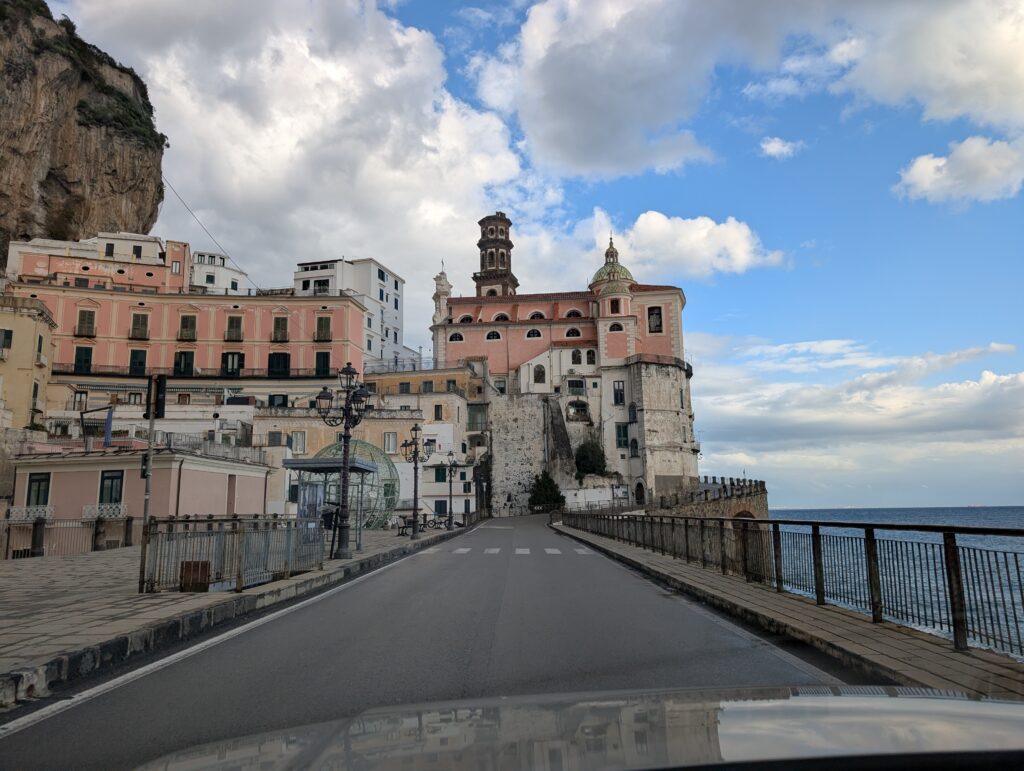 Architektura Atrani i Amalfi – wiadukty i domy przyklejone do skał.