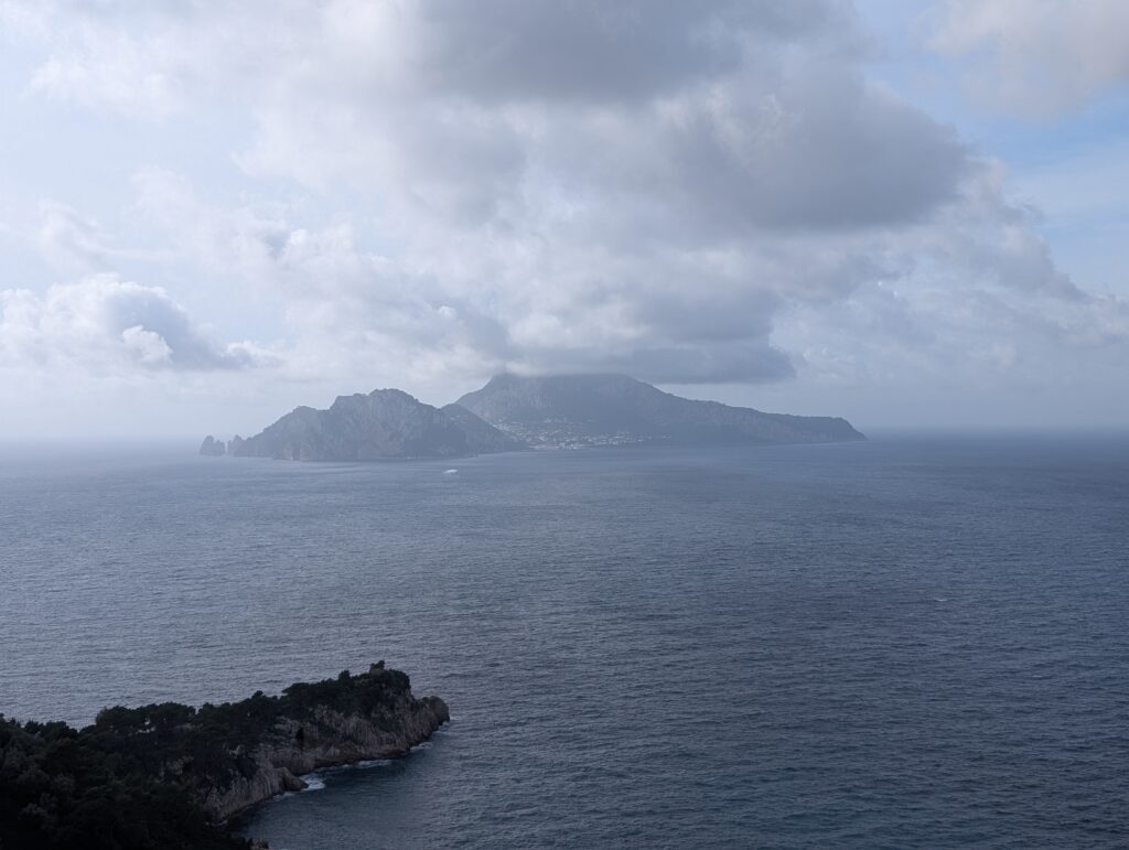 Widok na wyspę Capri i morze z tarasu widokowego Belvedere dell'Annunziata.