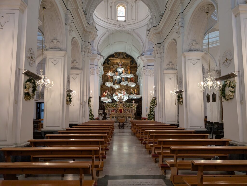 Barokowe wnętrze kościoła Santo Stefano Capri posadzka mozaika