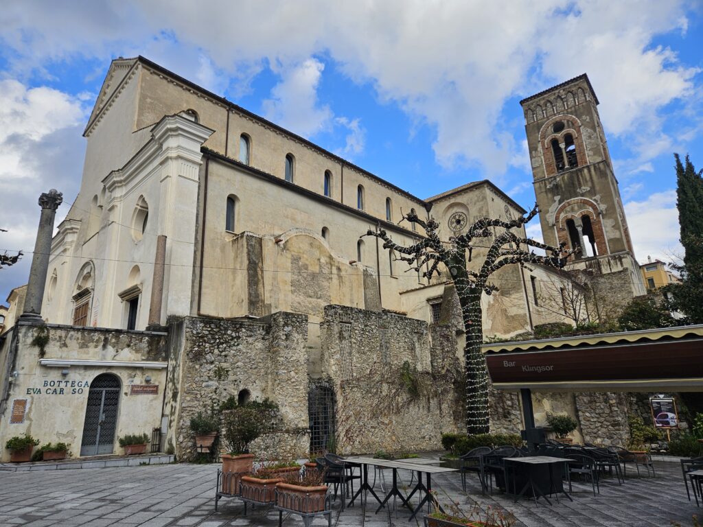 Zimowa atmosfera w Ravello: świąteczne iluminacje, deszczowa aura i puste ulice