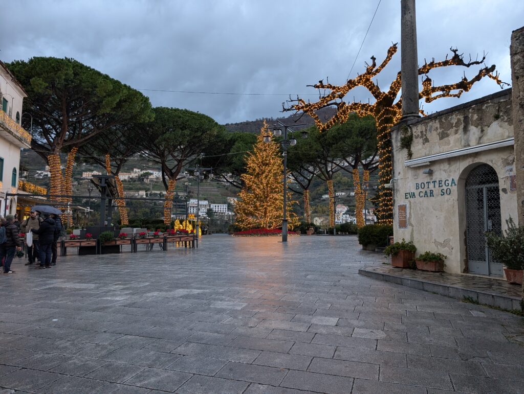 Zimowa atmosfera w Ravello: świąteczne iluminacje, deszczowa aura i puste ulice