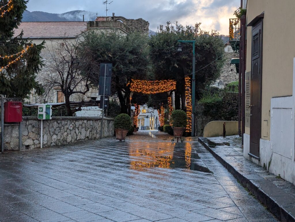 Zimowa atmosfera w Ravello: świąteczne iluminacje, deszczowa aura i puste ulice