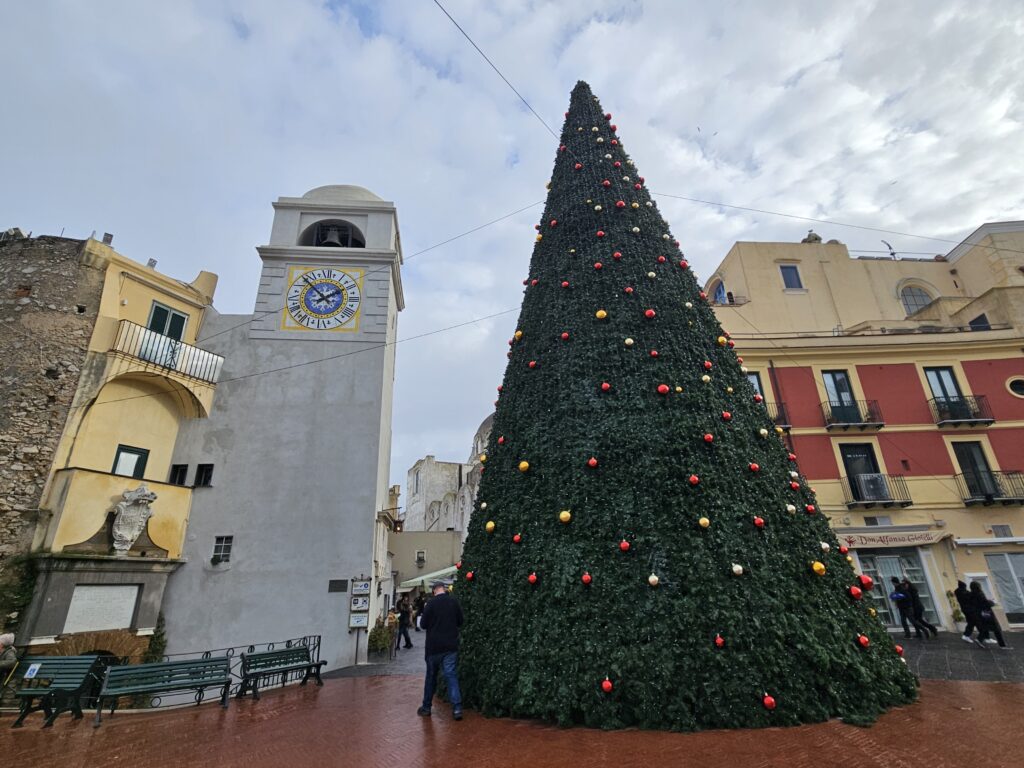 Piazza Umberto I Capri wieża zegarowa i choinka świąteczna bez tłumów