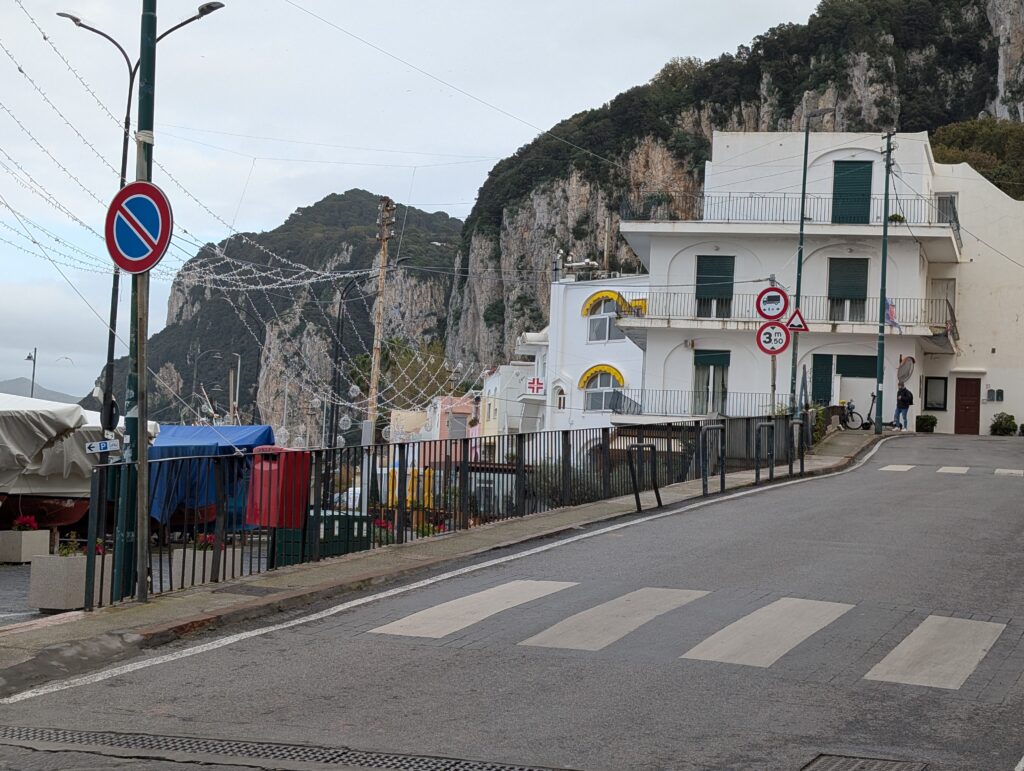 Widok na góry Capri i port Marina Grande z poziomu morza zima