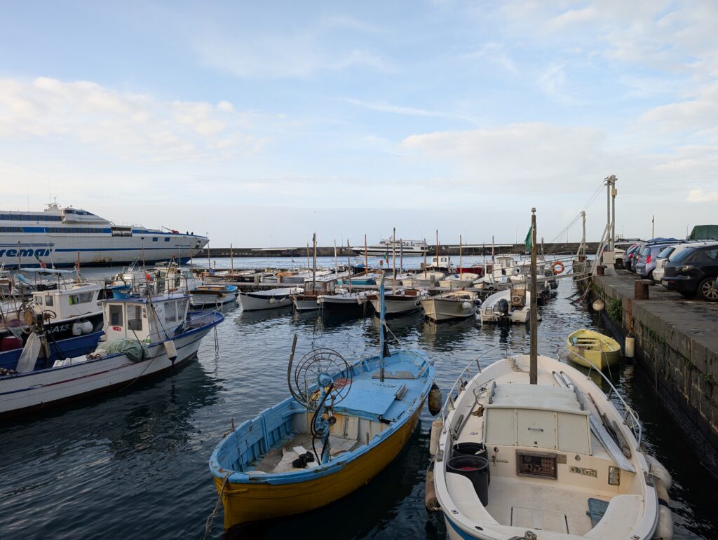 Port Marina Grande Capri statki i kasy biletowe