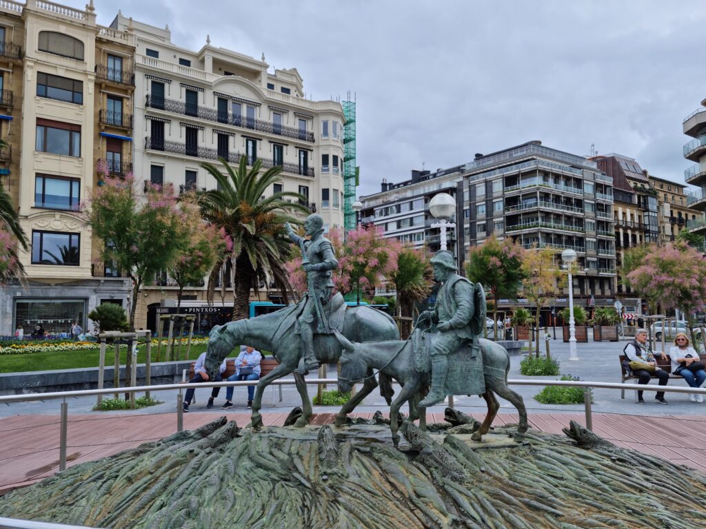 Rzeźba Don Kichota i Sancho Pansy w parku w San Sebastian