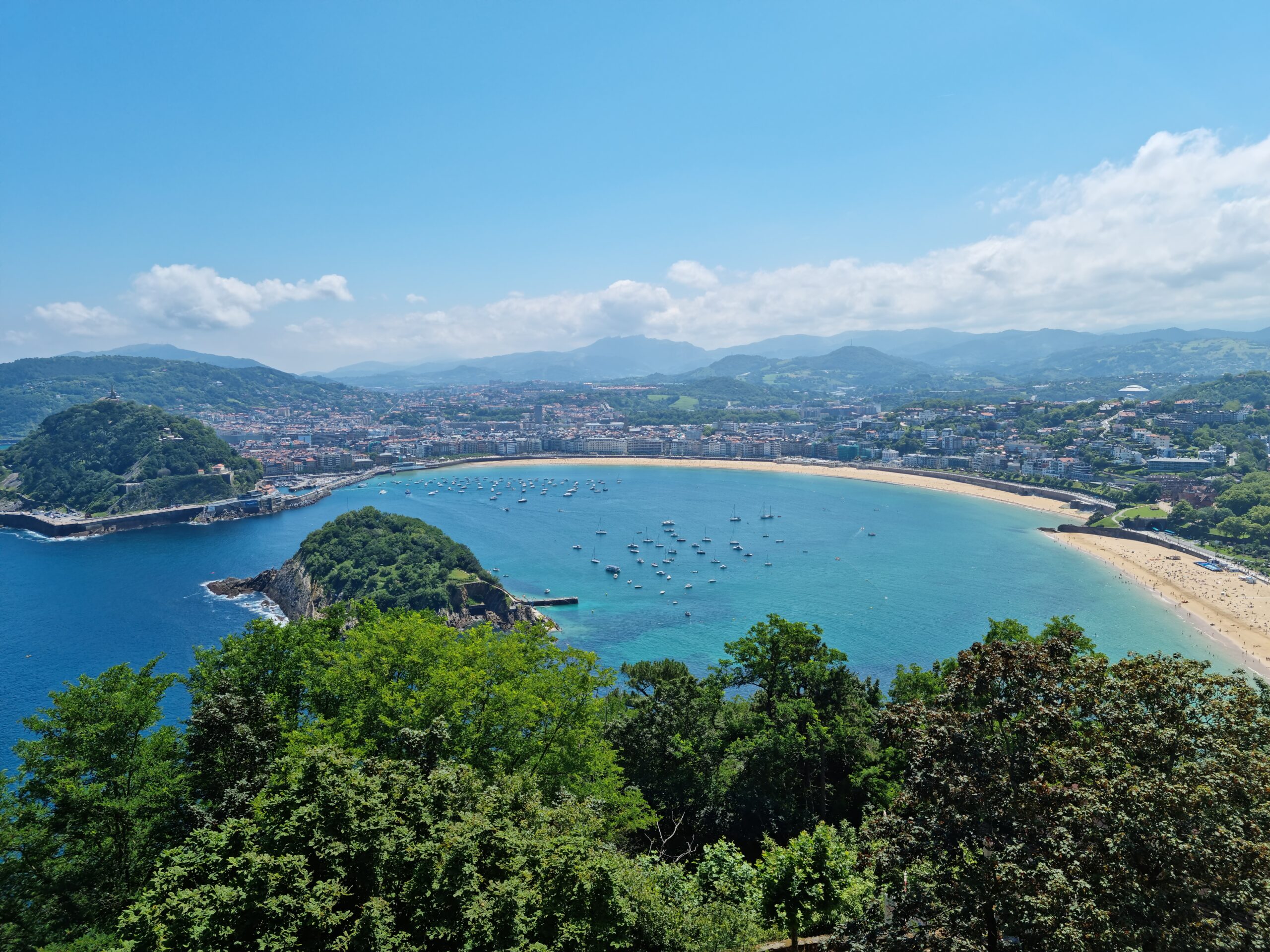 Panorama zatoki La Concha w San Sebastian widoczna ze wzgórza Urgull w słoneczny dzień.