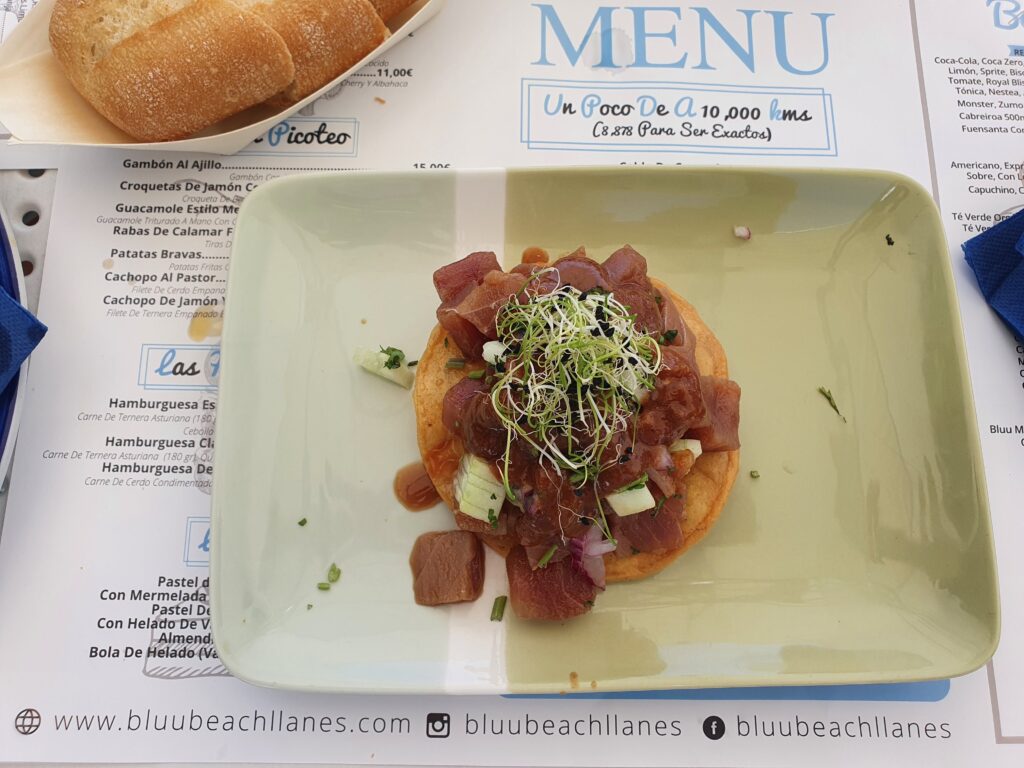 Tatar z tuńczyka na chrupkim spodzie w Bluu Beach Cafe