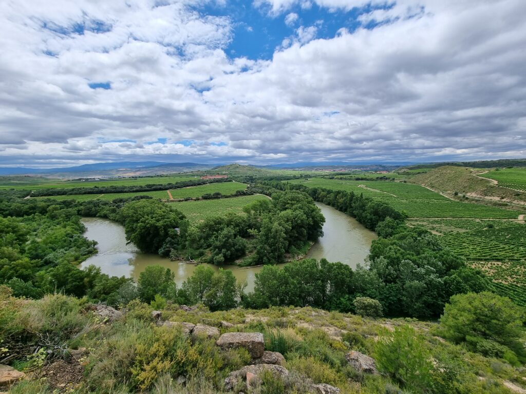 Panorama winnic Valdelana nad rzeką