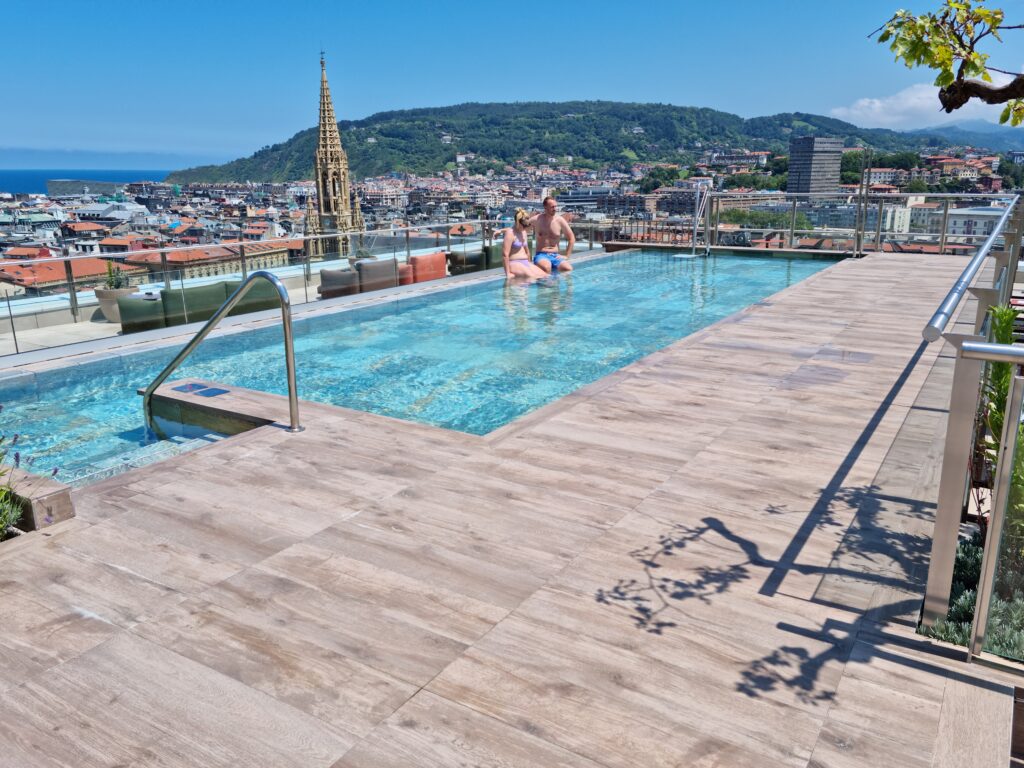Basen na dachu hotelu Catalonia z widokiem na katedrę Dobrego Pasterza