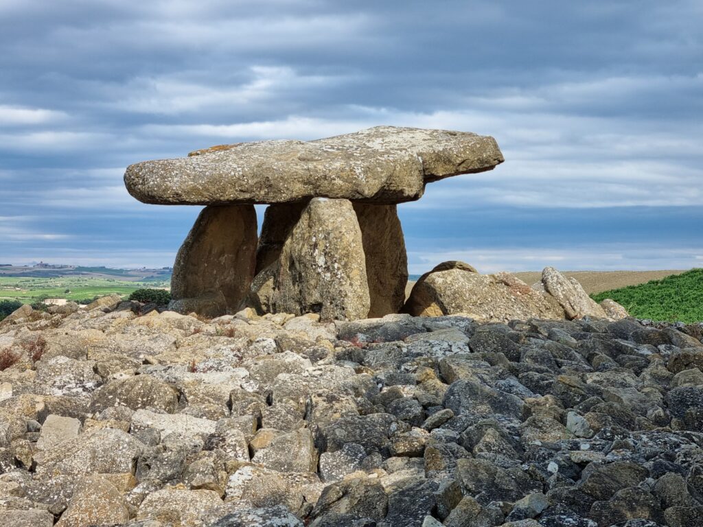 Neolityczny dolmen Chabola de la Hechicera na tle winnic Rioja Alavesa