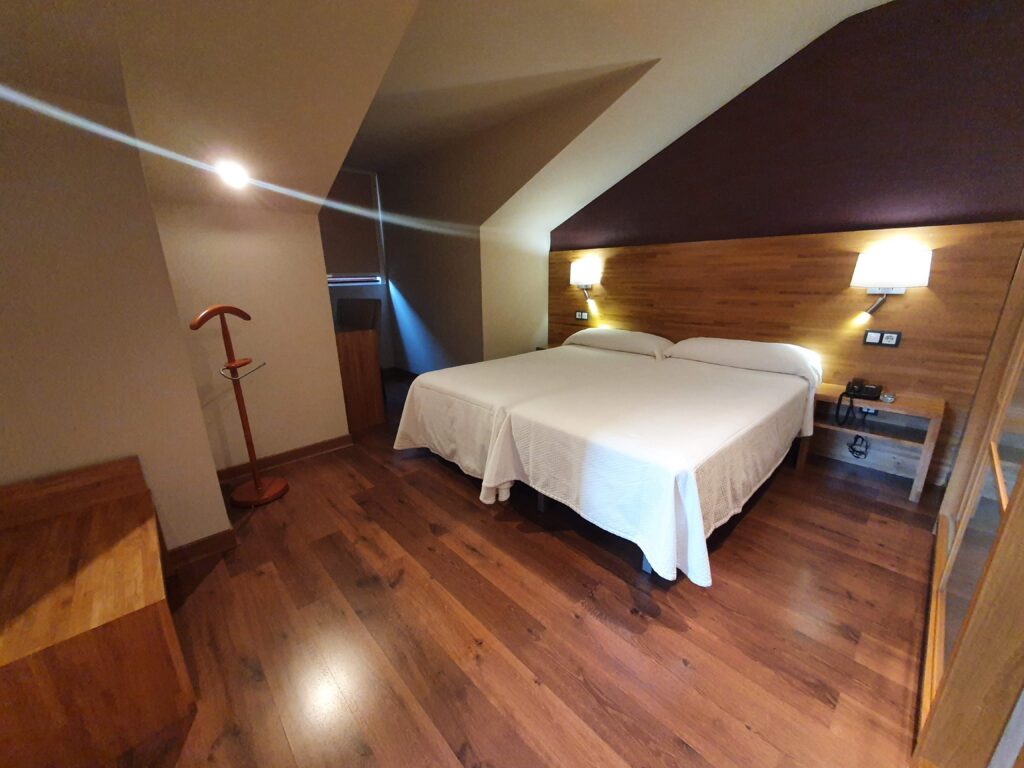 Wnętrze pokoju w hotelu Don Paco, drewniane podłogi i skosy