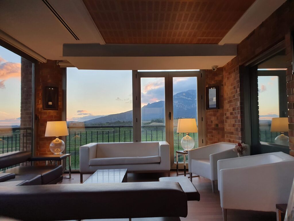 Widok na winnice i góry z lobby hotelu Eguren Ugarte