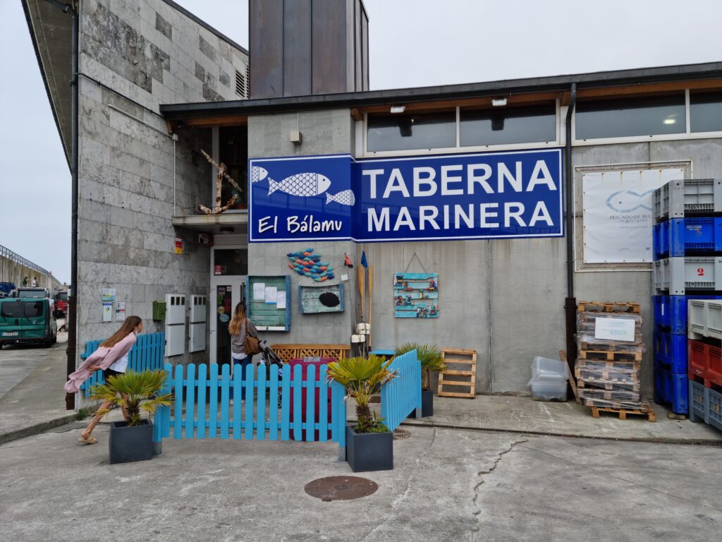 Wejście do restauracji El Balamu w industrialnym budynku portowym