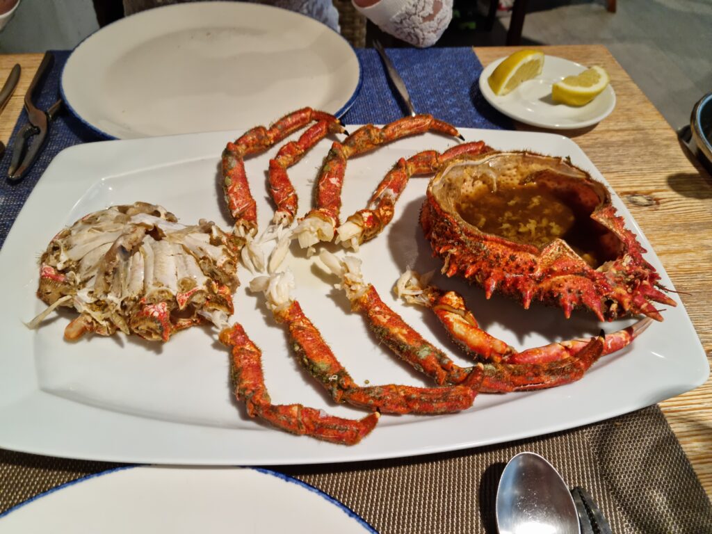 Wielki krab pająkowaty (Centollo) podany na talerzu
