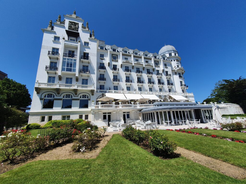 Biała fasada luksusowego hotelu Eurostars Real w Santander na tle błękitnego nieba