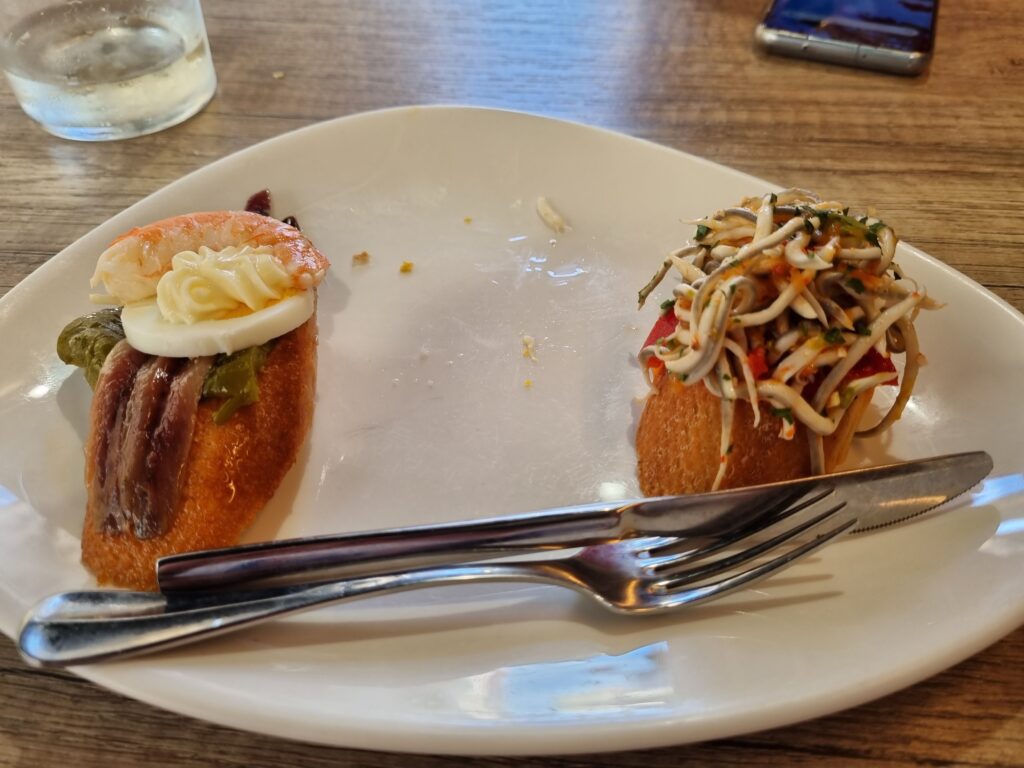 Pinxtos z młodymi węgorzami i anchois