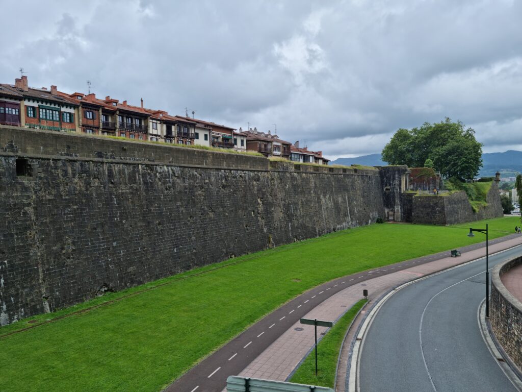Potężne mury obronne miasta Hondarribia