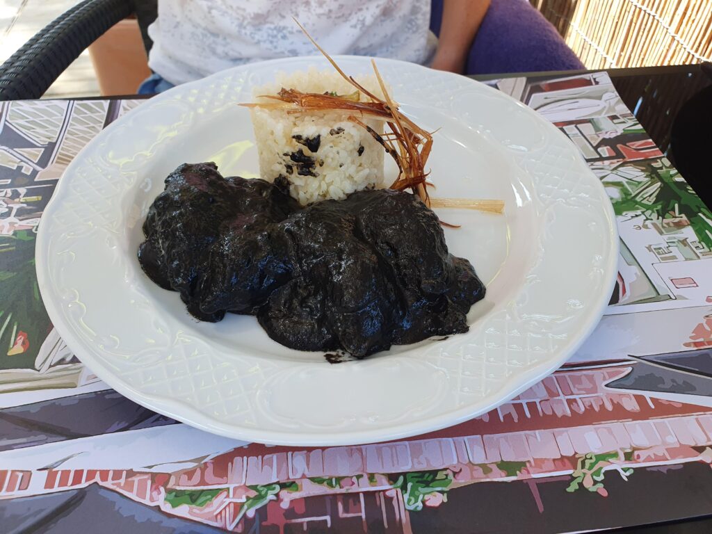 Talerz z czarnym ryżem (arroz negro) i białym ryżem w restauracji