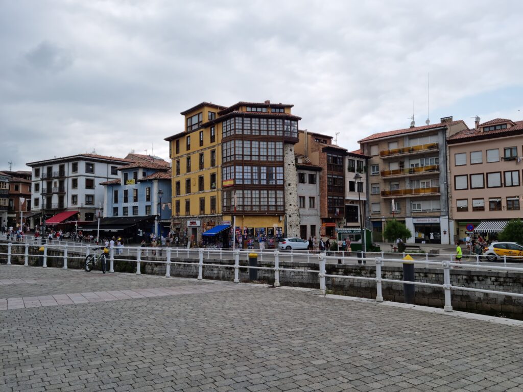 Kolorowe kamienice w porcie w Llanes w ciągu dnia
