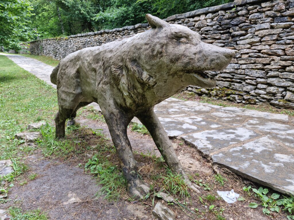Rzeźba wilka na szlaku w Monte Santiago Hiszpania