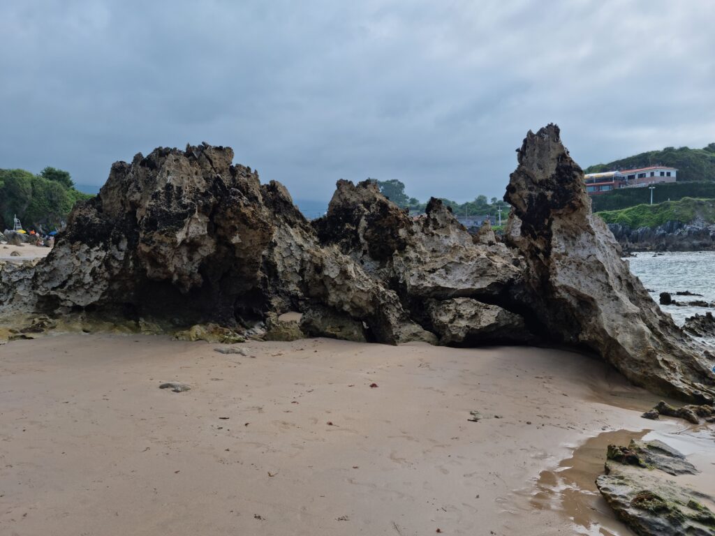 Ostre, pionowe skały wapienne na plaży Playa de Toro