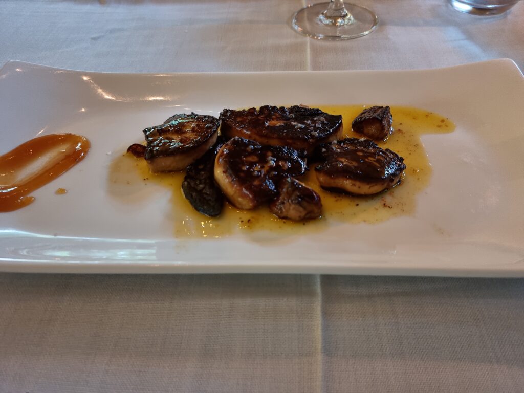 Smażone foie gras na talerzu z sosem