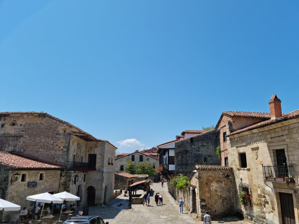 Kamienne domy i brukowana ulica w Santillana del Mar w słoneczny dzień
