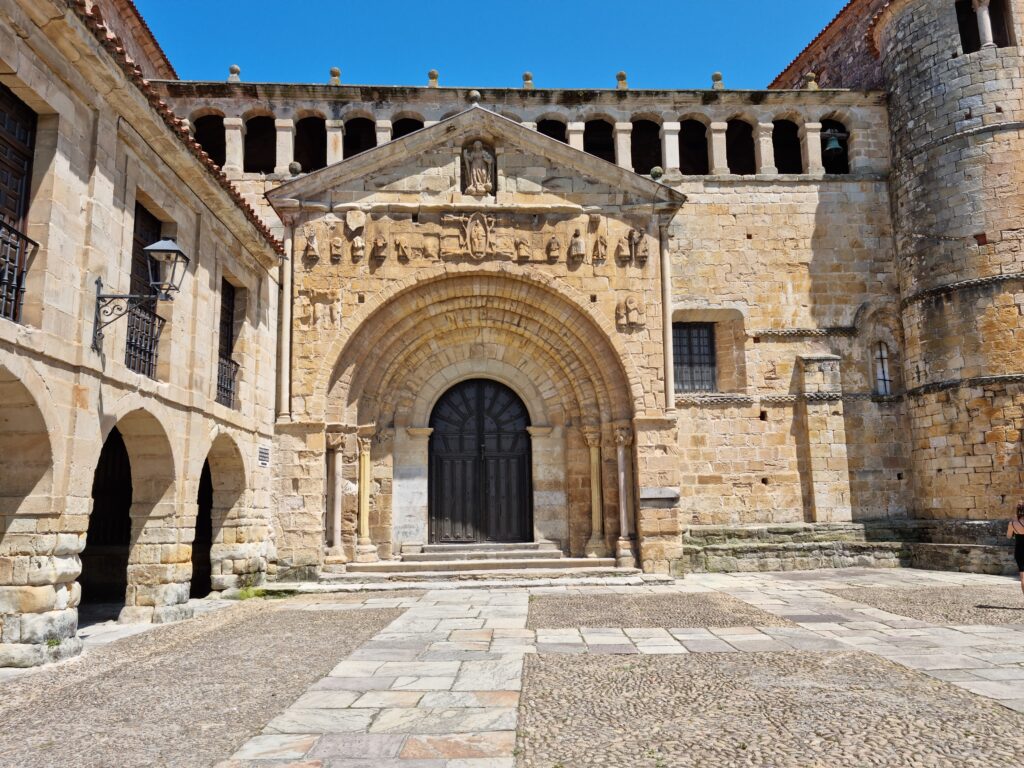 omański portal wejściowy do Kolegiaty w Santillana del Mar